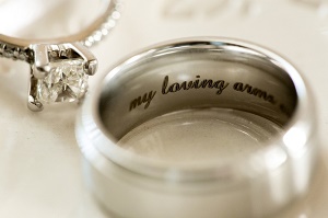 Khắc laser trên nhẫn cưới ở đâu giá rẻ?
